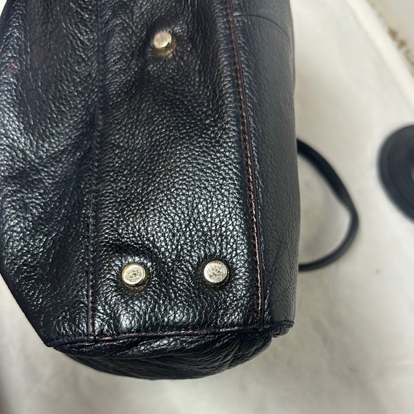 Spacious Black Leather Tote with Textured Finish - Picture 5 of 16